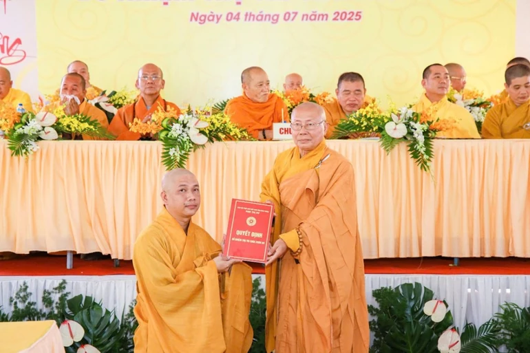 Hòa thượng Thích Trí Huệ trao quyết định bổ nhiệm trụ trì chùa Xuân An đến Đại đức Thích Quảng Thắng