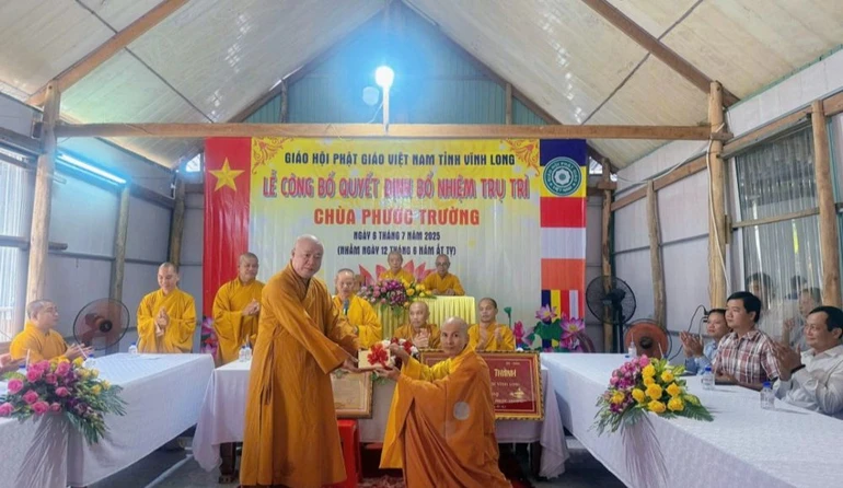 Thượng tọa Thích Tâm Khiết trao con dấu đến Đại đức tân trụ trì lưu giữ