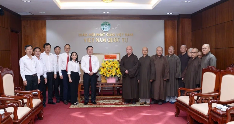Giám đốc Sở Dân tộc và Tôn giáo TP.HCM và các vị Phó Giám đốc thăm chư tôn đức Ban Trị sự GHPGVN TP.HCM