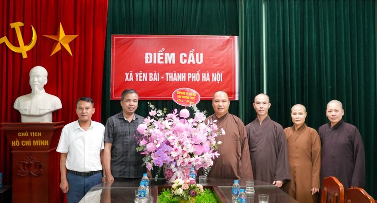 Đoàn chúc mừng lãnh đạo xã Yên Bài, TP.Hà Nội