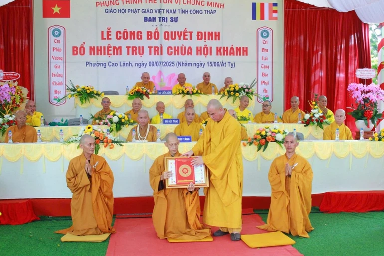 Thượng tọa Thích Tĩnh Triệt trao quyết định đến Đại đức Thích Trí Bảo