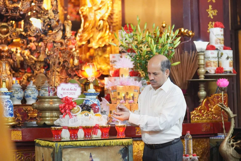 Ông Sandeep Arya, Đại sứ Đặc mệnh toàn quyền Ấn Độ tại Việt Nam đến chùa Quán Sứ dâng hương