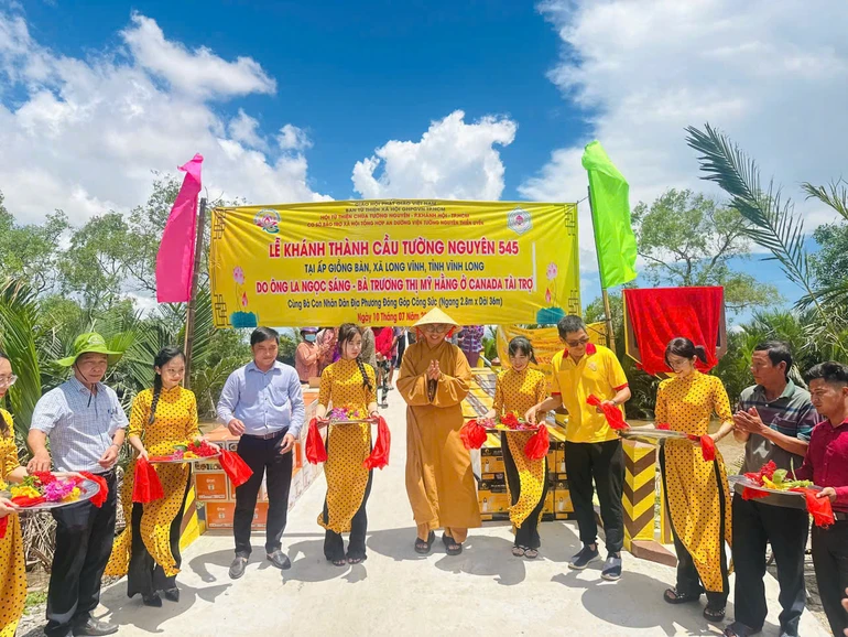 Đoàn cắt băng khánh thành cầu Tường Nguyên 545 tại ấp Giồng Bàn, xã Long Vĩnh, tỉnh Vĩnh Long