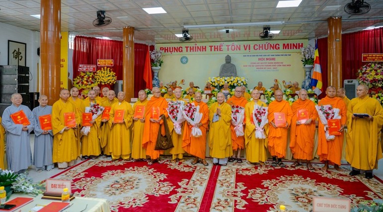Trưởng lão Hòa thượng Thích Thiện Pháp trao quyết định và chúc mừng chư tôn đức Ban Trị sự TP.Cần Thơ