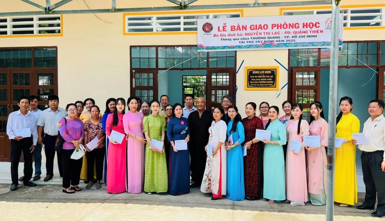 Các thầy cô Trường Tiểu học Long Thắng 1 trong niềm vui khánh thành phòng học cho học sinh