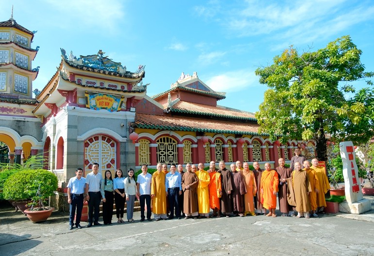 Phái đoàn lãnh đạo tỉnh chụp ảnh lưu niệm cùng chư tôn đức Ban Trị sự tỉnh tại chùa Tam Bảo
