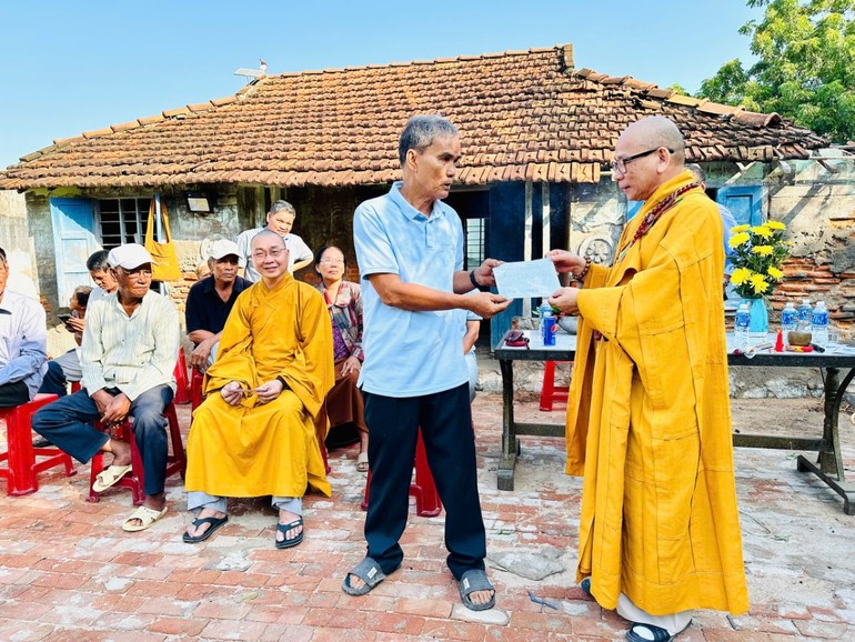 Thượng tọa Thích Hạnh Huệ đại diện Ban Trị sự GHPGVN tỉnh Khánh Hòa trao kinh phí xây dựng đến gia đình ông Quảng Xin