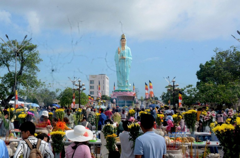 Hàng ngàn lượt khách thập phương, Phật tử các nơi đến hành hương chiêm bái tại Quán Âm Phật Đài