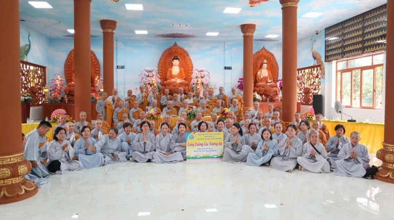 Đoàn Phân ban Ni giới TP.HCM chụp ảnh lưu niệm tại trường hạ chùa Di Đà