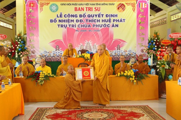 Thượng tọa Thích Tĩnh Triệt trao uyết định bổ nhiệm trụ trì chùa Phước Ân đến Đại đức Thích Huệ Phát