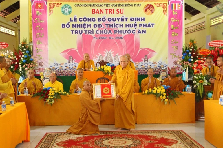Thượng tọa Thích Tĩnh Triệt trao uyết định bổ nhiệm trụ trì chùa Phước Ân đến Đại đức Thích Huệ Phát