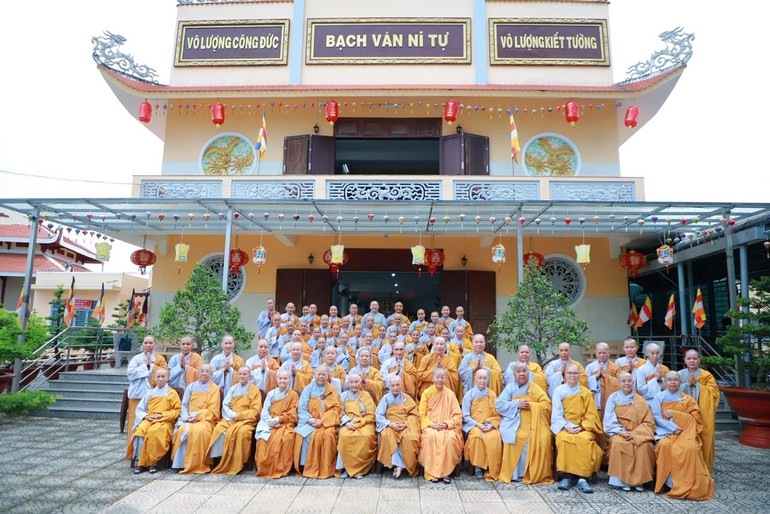 Đoàn Phân ban Ni giới T.Ư tại trường hạ chùa Bạch Vân, tỉnh Vĩnh Long