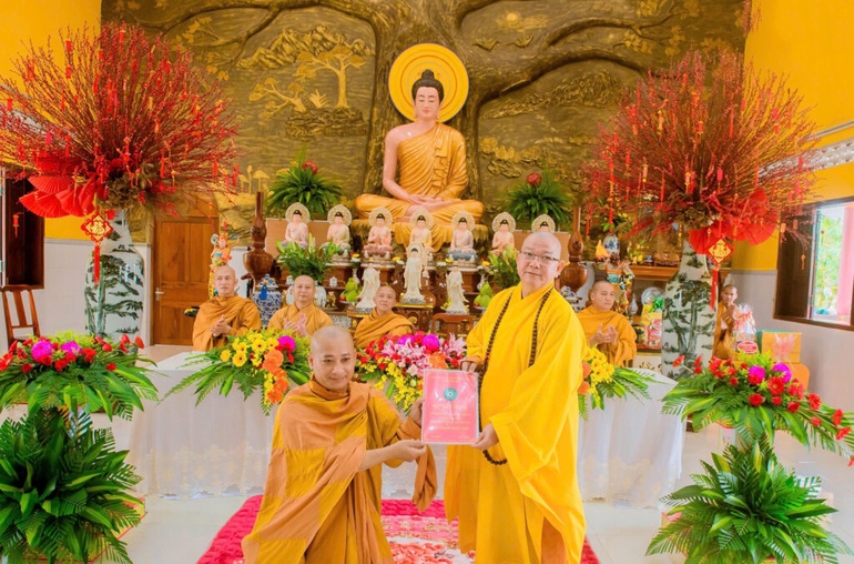 Thượng tọa Thích Quảng Thới trao quyết định đến Đại đức Thích Minh Niệm