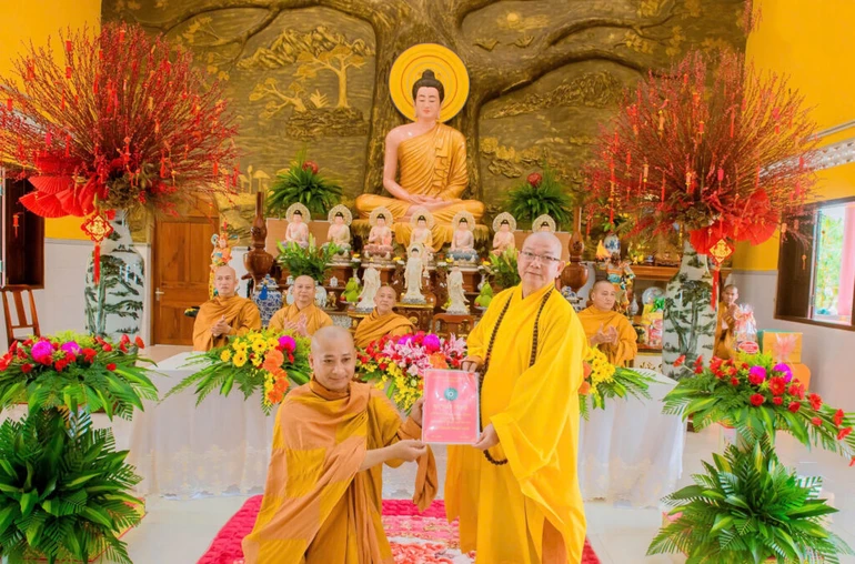 Thượng tọa Thích Quảng Thới trao quyết định đến Đại đức Thích Minh Niệm