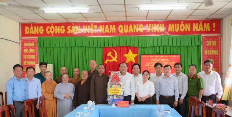 Chư tôn đức các tự viện thăm lãnh đạo Đảng ủy, HĐND, UBND, UBMTTQVN xã Thuận Mỹ
