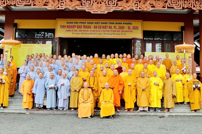 Đoàn Ban Trị sự GHPGVN tỉnh chụp ảnh lưu niệm tại chùa Tỉnh Hội 2