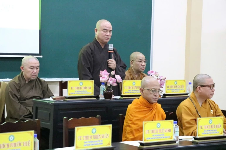 Thượng tọa Thích Tĩnh Triệt chủ trì buổi họp của Ban Thường trực