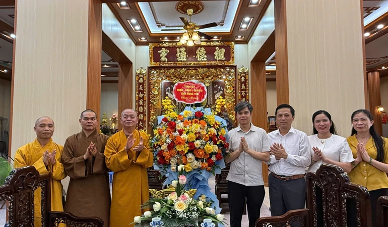  Ông Nguyễn Văn Chiến đến thăm và chúc mừng trường hạ chùa Thánh Long