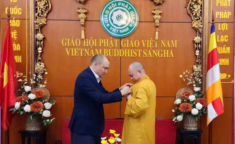 Thượng tọa Thích Đức Thiện đón nhận Huân chương Đại sứ thiện chí của Đại hội các nhà lãnh đạo Tôn giáo thế giới và Truyền thống