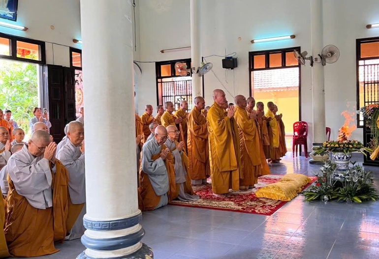 Chư tôn đức Tăng Ni tưởng niệm Ni trưởng Thích nữ Diệu Quang