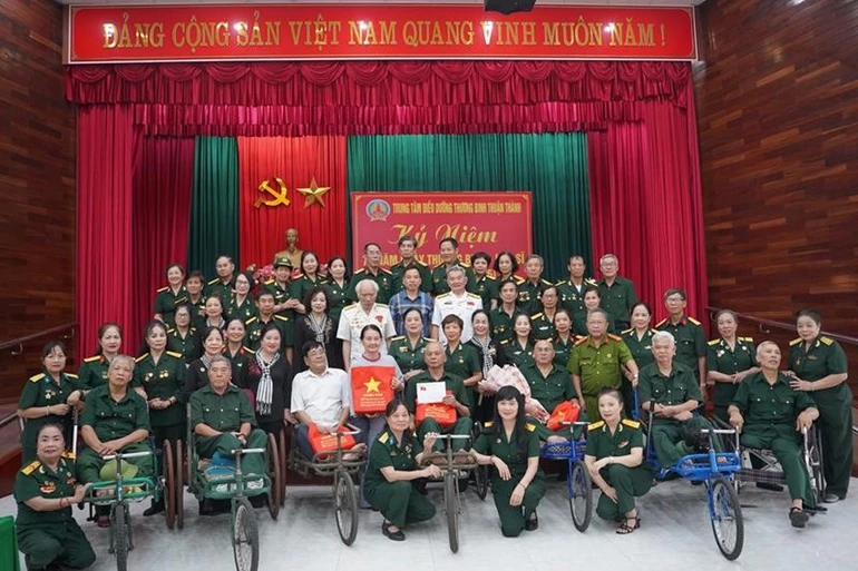 Ban Chủ nhiệm thăm hỏi tới các thương binh, bệnh binh tại Trung tâm Thuận Thành, tỉnh Bắc Ninh