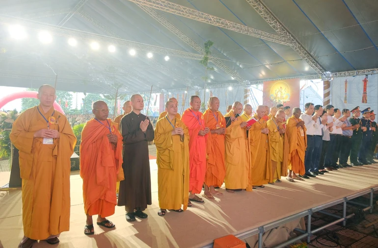 Chư tôn đức và đại biểu dâng hương tưởng niệm anh linh các anh hùng liệt sĩ tại Nghĩa trang Liệt sĩ Phú Quốc