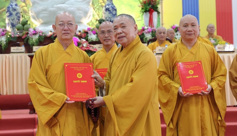 Trưởng lão Hòa thượng Thích Thiện Pháp trao quyết định công cử Thượng tọa Thích Quảng Tâm giữ chức vụ Trưởng ban Trị sự tỉnh Tây Ninh nhiệm kỳ 2022-2027