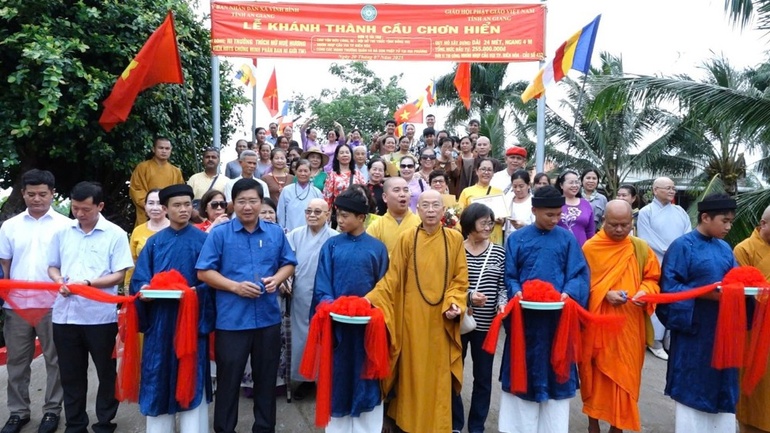 Cắt băng khánh thành cầu bê-tông Chơn Hiển tại xã Vĩnh Bình