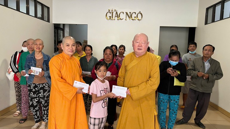 Ban Từ thiện xã hội Báo Giác Ngộ trao hơn 120 triệu đồng của bạn đọc hỗ trợ bệnh nhân nghèo