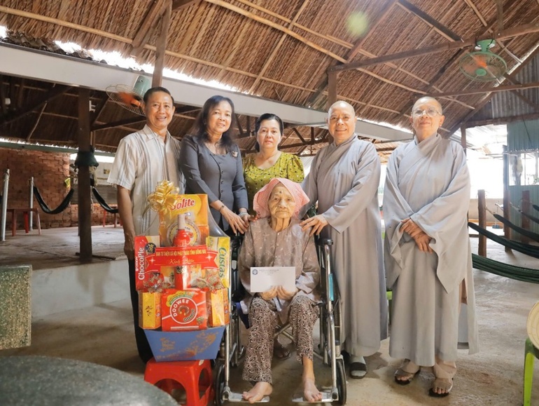 Ban Từ thiện xã hội Phật giáo tỉnh thăm và trao quà đến Mẹ Bùi Thị Năm, sinh năm 1925