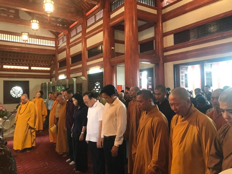 Chư tôn đức và lãnh đạo các cơ quan tỉnh dành phút mặc niệm các anh hùng, liệt sĩ