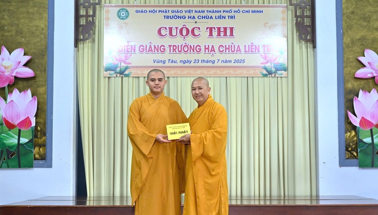  Hòa thượng Thích Thông Không trao giải nhất đến Đại đức Thích Nhuận Hoàng