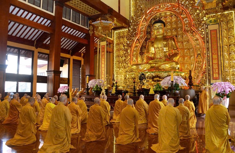 Chư Tăng trong nghi thức Bố-tát tại chính điện Việt Nam Quốc Tự