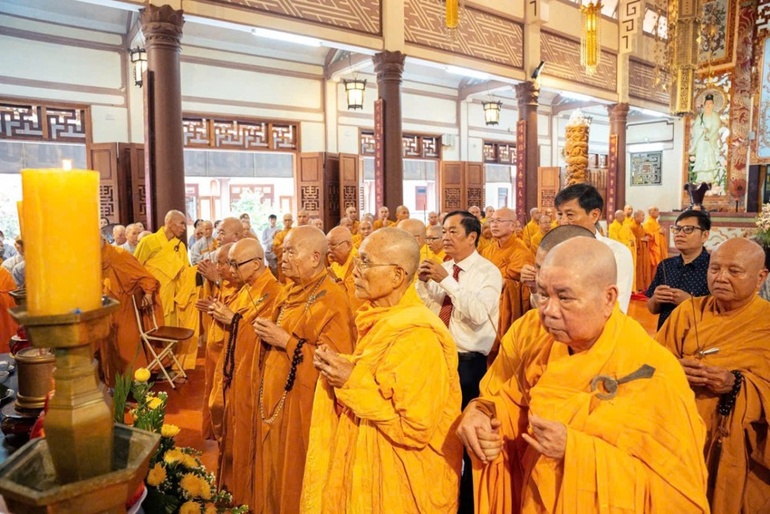 Chư tôn đức Ban Trị sự và đại diện các cơ quan dâng hương tưởng niệm các anh hùng, liệt sĩ