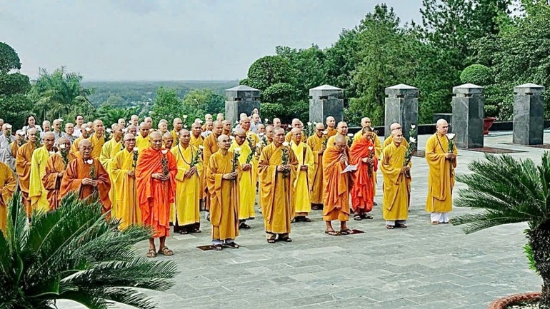 Ban Trị sự GHPGVN tỉnh Đồng Nai viếng Nghĩa trang Liệt sĩ tỉnh