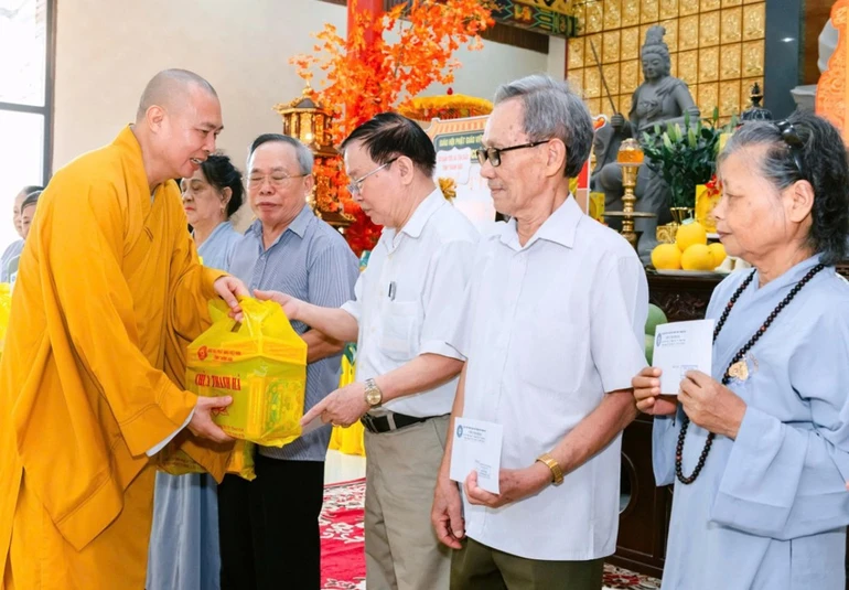 Thượng tọa Thích Tâm Đức trao quà đến các gia đình chính sách, có công