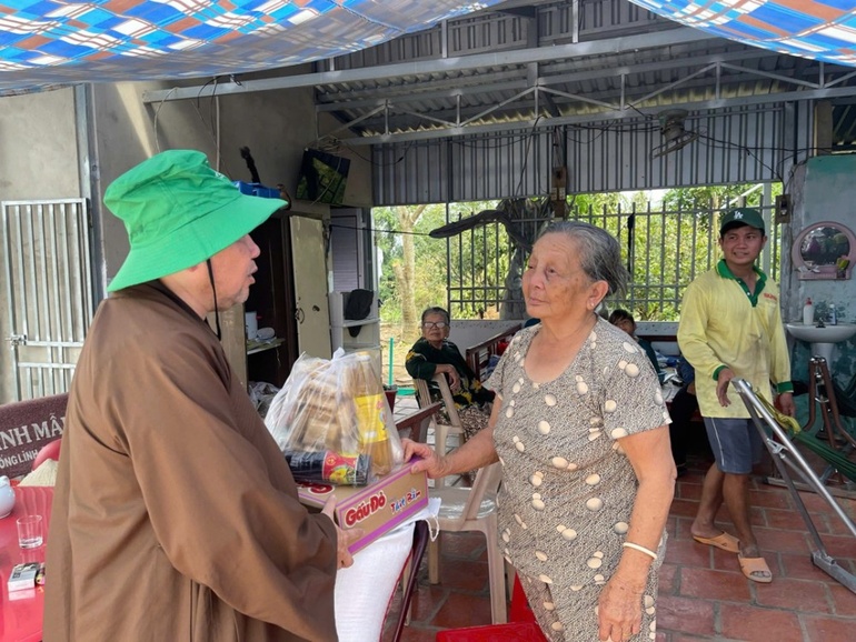 Thượng tọa Thích Chơn Trí thăm hỏi và trao quà đến hộ dân bị ảnh hưởng lốc xoáy khuya ngày 23-7