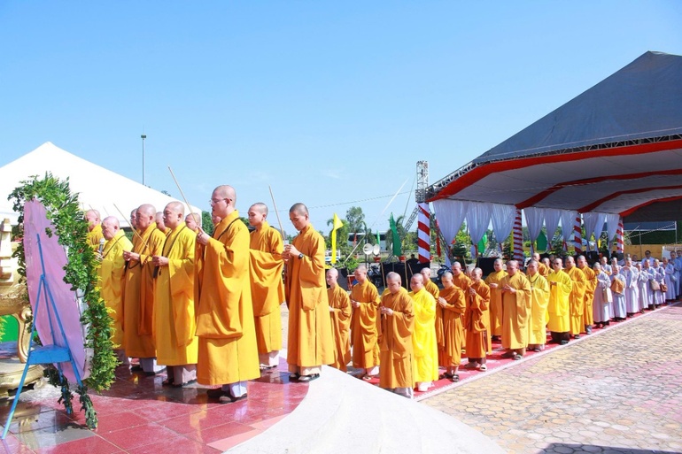 Chư tôn đức Tăng Ni dâng hương tại Nghĩa trang Liệt sĩ xã Tam Nông