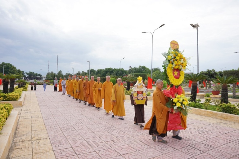 Chư tôn đức Ban Thường trực Ban Trị sự tỉnh đặt vòng hoa tưởng niệm