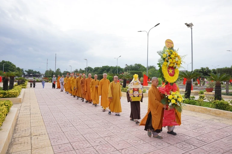 Chư tôn đức Ban Thường trực Ban Trị sự tỉnh đặt vòng hoa tưởng niệm