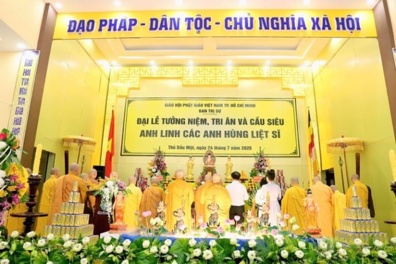 Chư tôn đức và lãnh đạo 2 phường dâng hương tưởng niệm anh linh các anh hùng, liệt sĩ