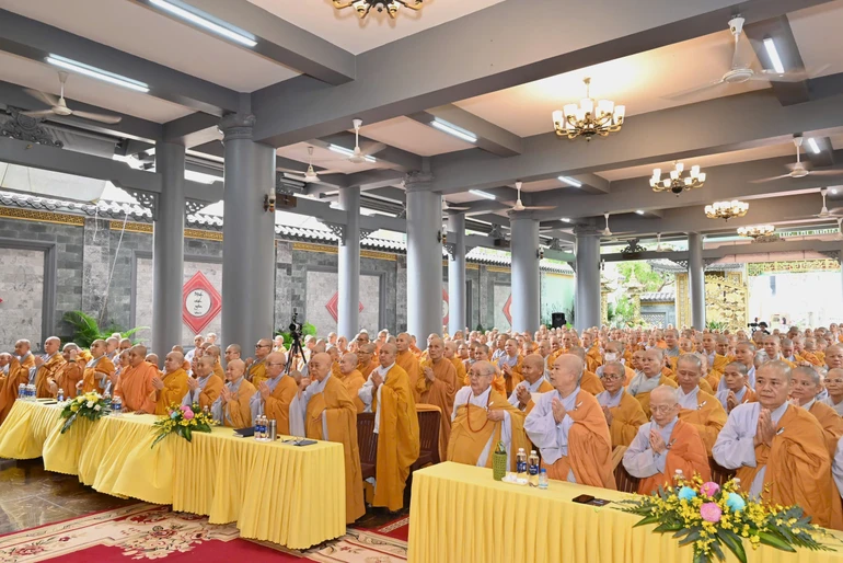 Chư hành giả Ni cung đón chư tôn đức giáo thọ quang lâm lớp học