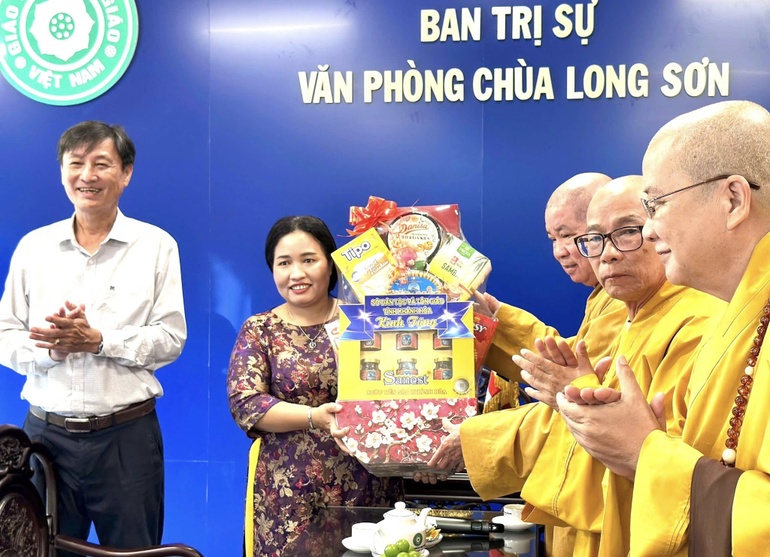 Bà Chamalea Thị Thủy thăm chư tôn đức Ban Thường trực Ban Trị sự tỉnh Khánh Hòa sau sáp nhập