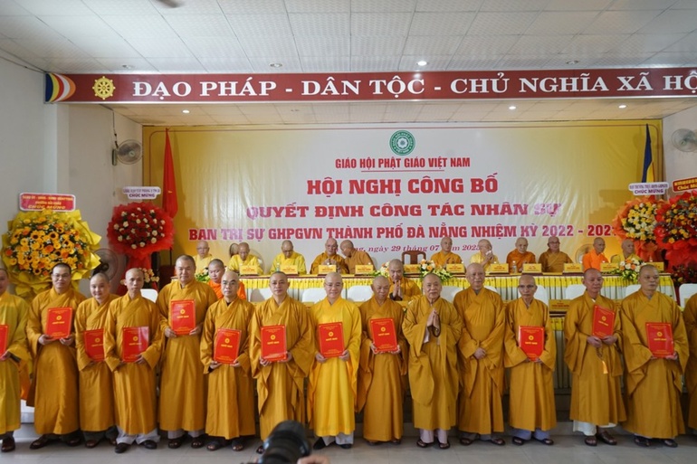 Trưởng lão Hòa thượng Thích Thiện Pháp và Hòa thượng Thích Huệ Thông trao quyết định đến chư tôn đức Ban Thường trực Ban Trị sự TP.Đà Nẵng