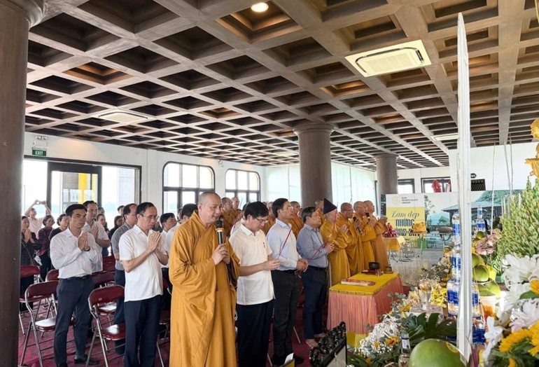 Chư tôn đức và lãnh đạo các cơ quan thắp hương tưởng niệm 39 nạn nhân bị thiệt mạng trong tai nạn trên vịnh Hạ Long