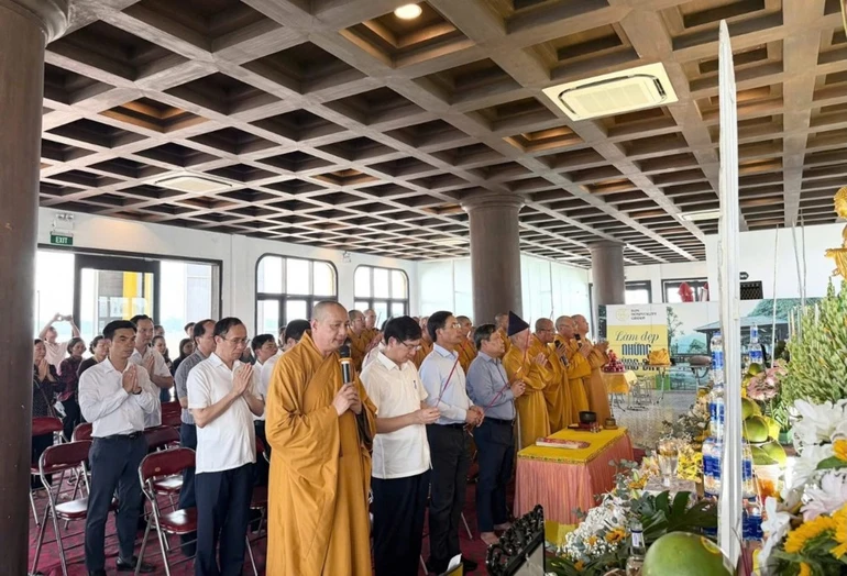 Chư tôn đức và lãnh đạo các cơ quan thắp hương tưởng niệm 39 nạn nhân bị thiệt mạng trong tai nạn trên vịnh Hạ Long