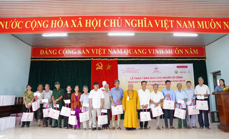 Ban Tổ chức trao quà tri ân tại xã Cồn Tiên, tỉnh Quảng Trị