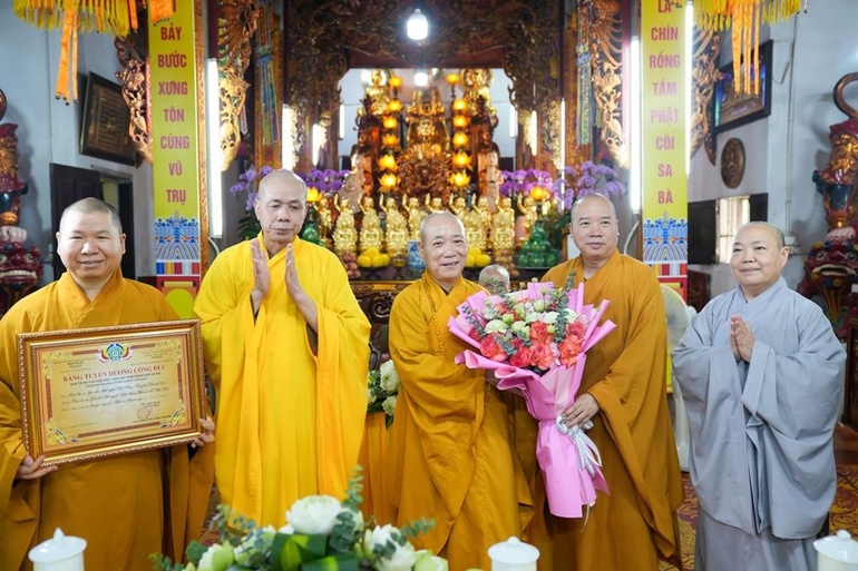 Hòa thượng Thích Bảo Nghiêm trao Bằng tuyên dương công đức, tặng hoa tri ân đến các cá nhân, tập thể chư tôn đức Ban Trị sự quận, huyện (cũ) 