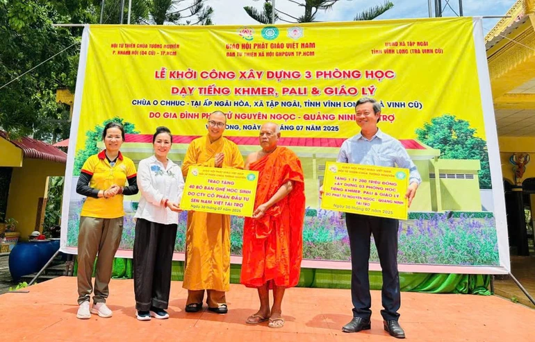 Đại diện chùa Tường Nguyên và đơn vị tài trợ trao bảng ủng hộ xây dựng 3 phòng học tại chùa O Chhuc