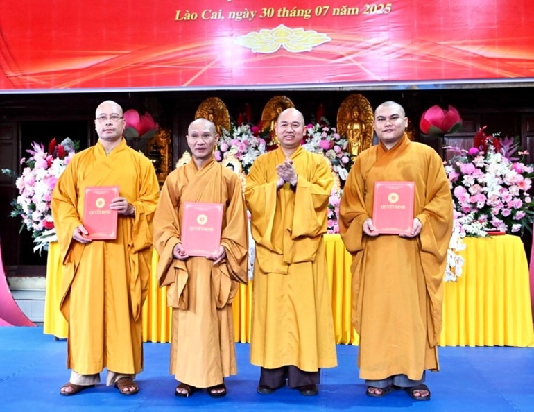 Thượng toạ Thích Đức Thiện trao quyết định đến các vị trong Ban Thường trực Ban Trị sự GHPGVN tỉnh nhiệm kỳ 2022-2027